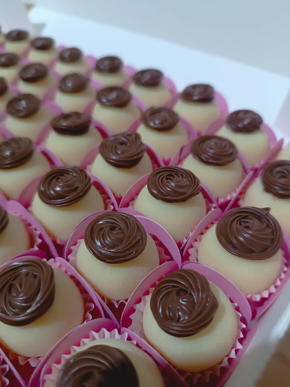 Brigadeiros de Ninho com creme de chocolate