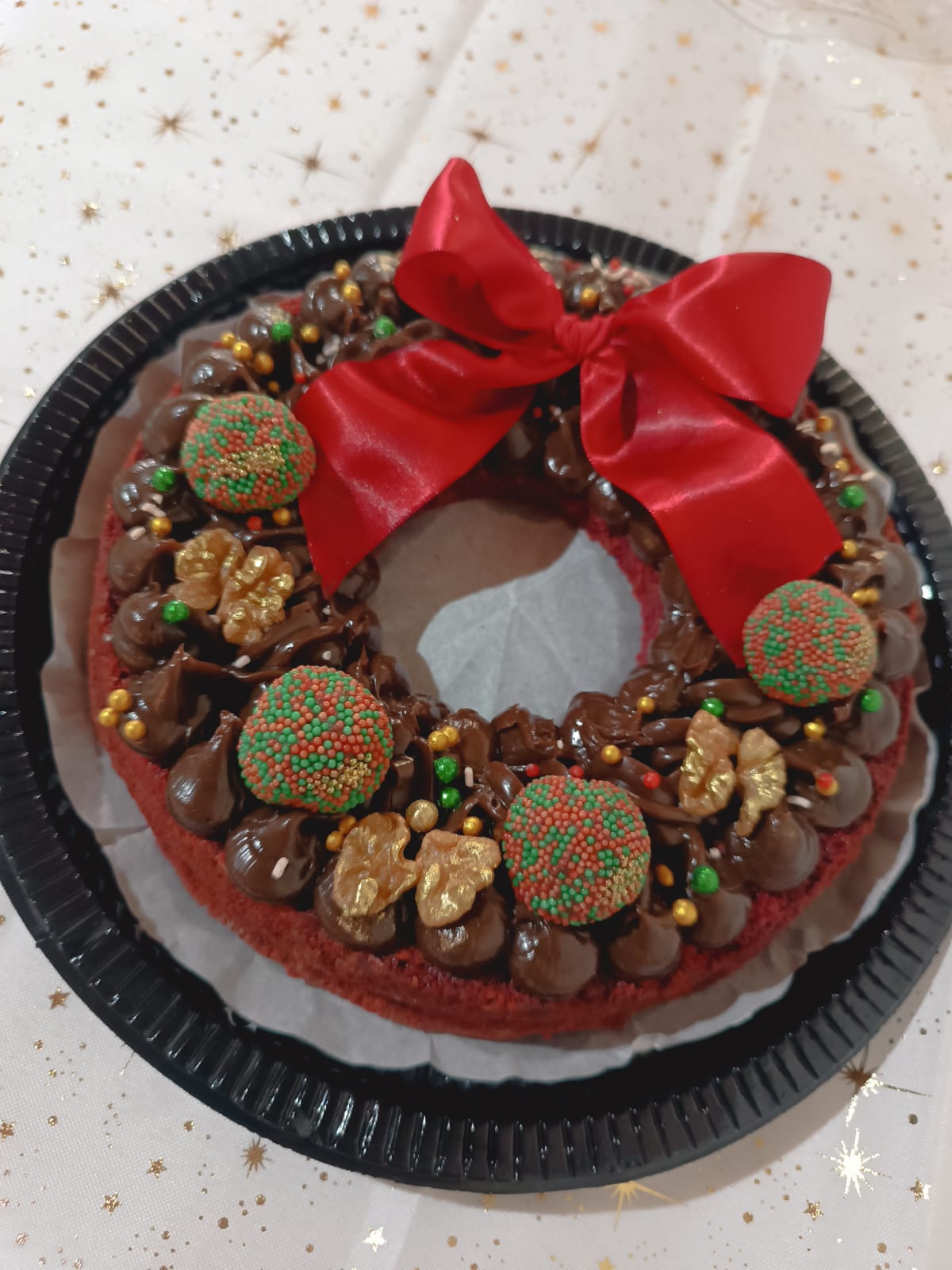 Guirlanda de brownie com brigadeiros de Natal