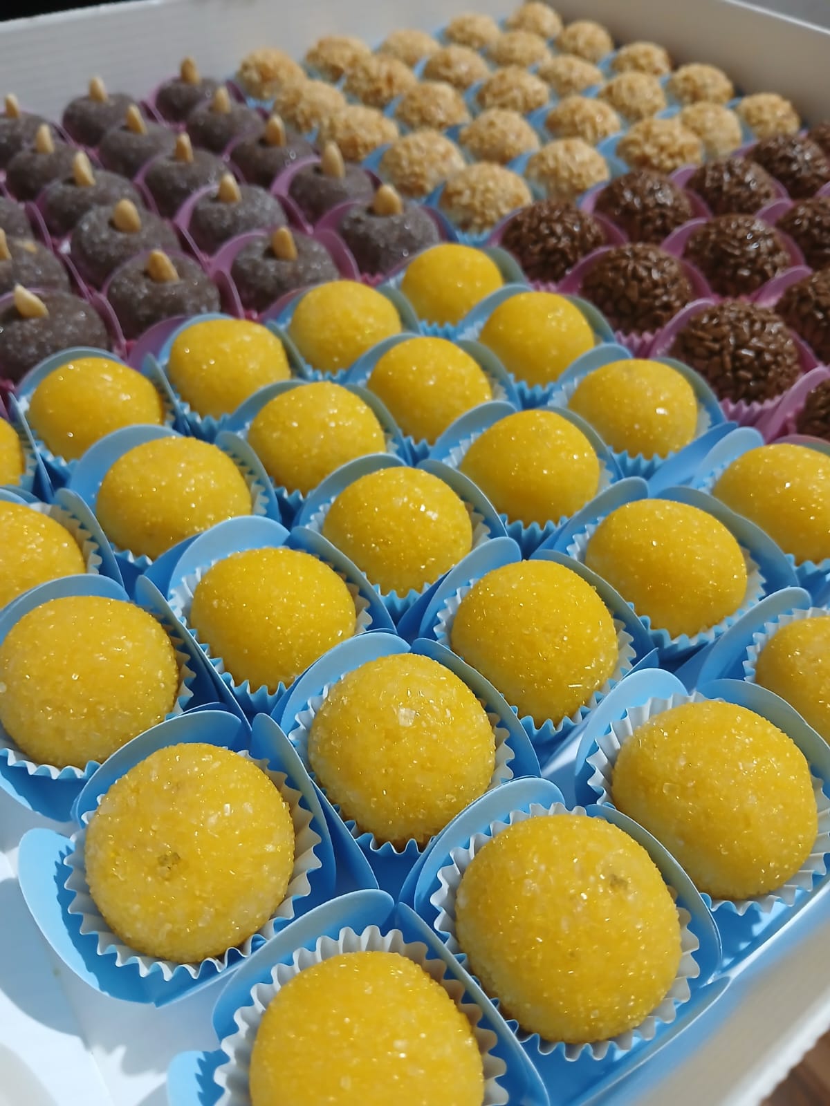 Brigadeiros coloridos e sabores variados