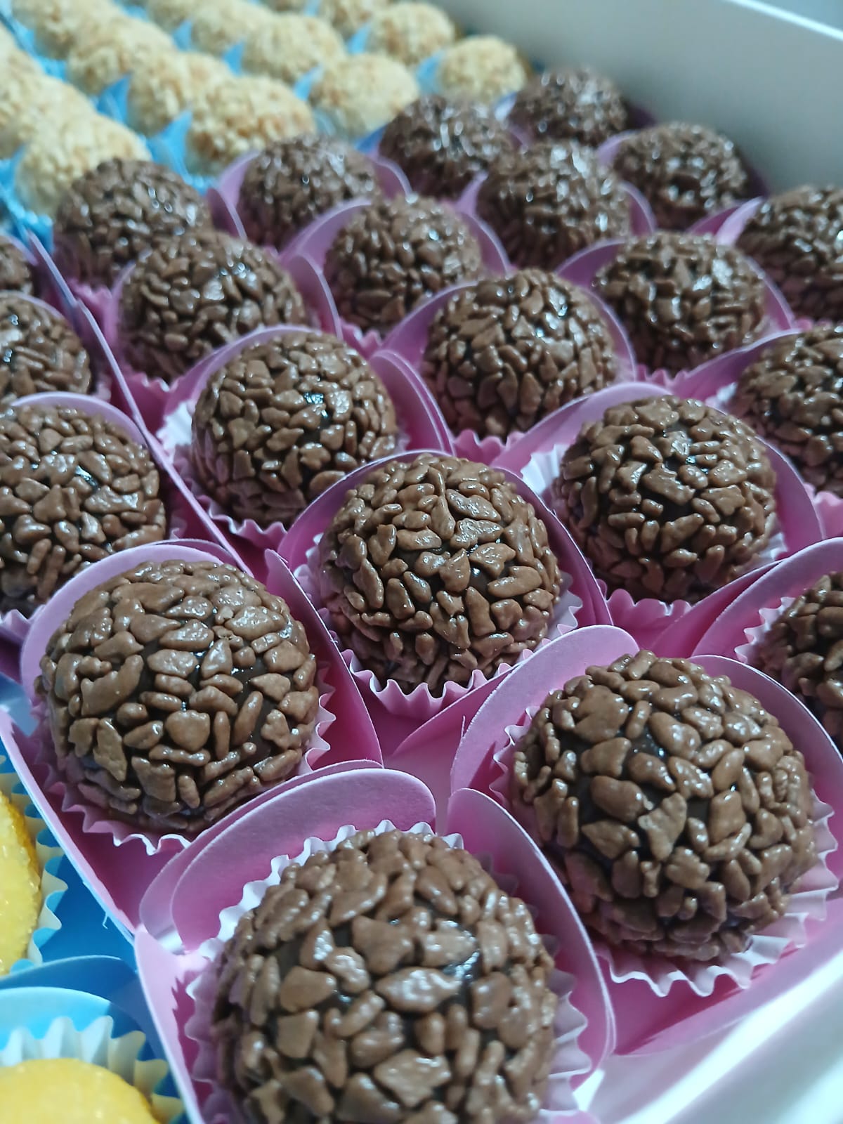 Brigadeiros tradicionais com granulado de chocolate