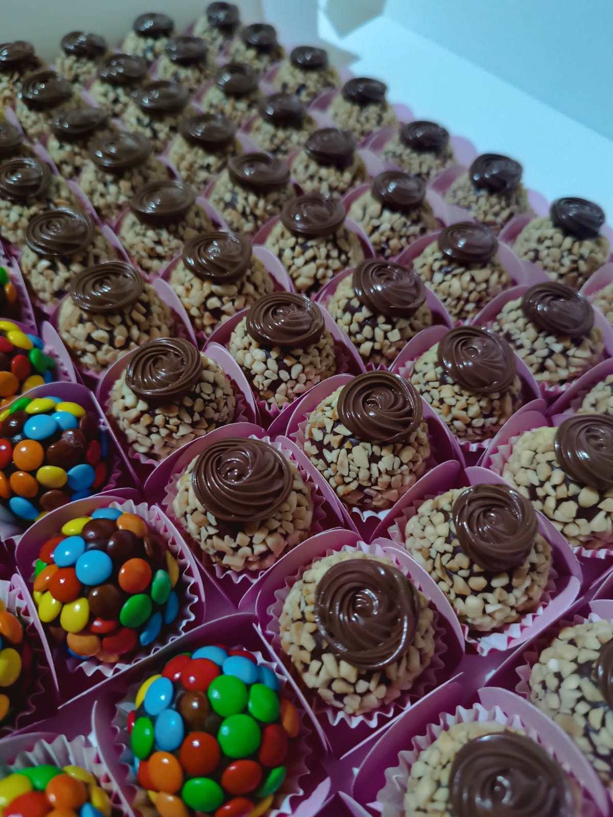 Brigadeiros com castanhas e confeitos coloridos
