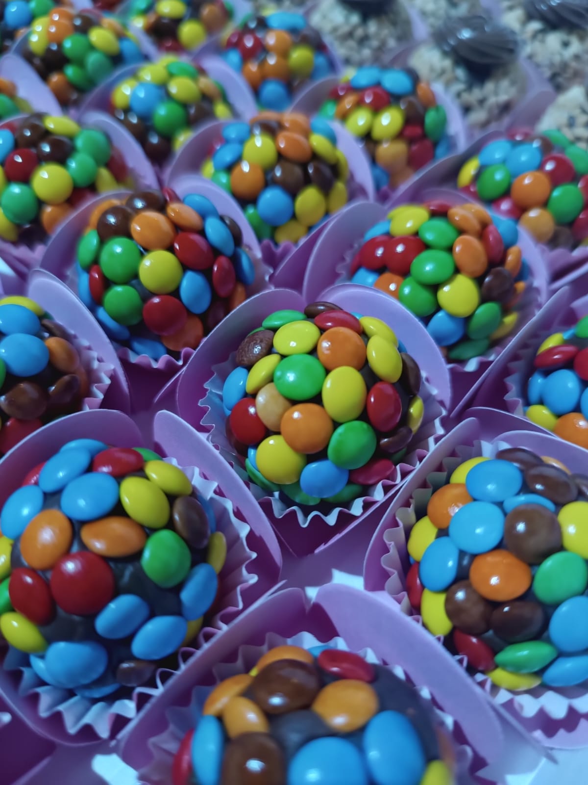 Brigadeiros cobertos com confeitos coloridos