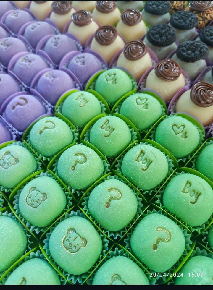 Brigadeiros verdes personalizados e carimbados
