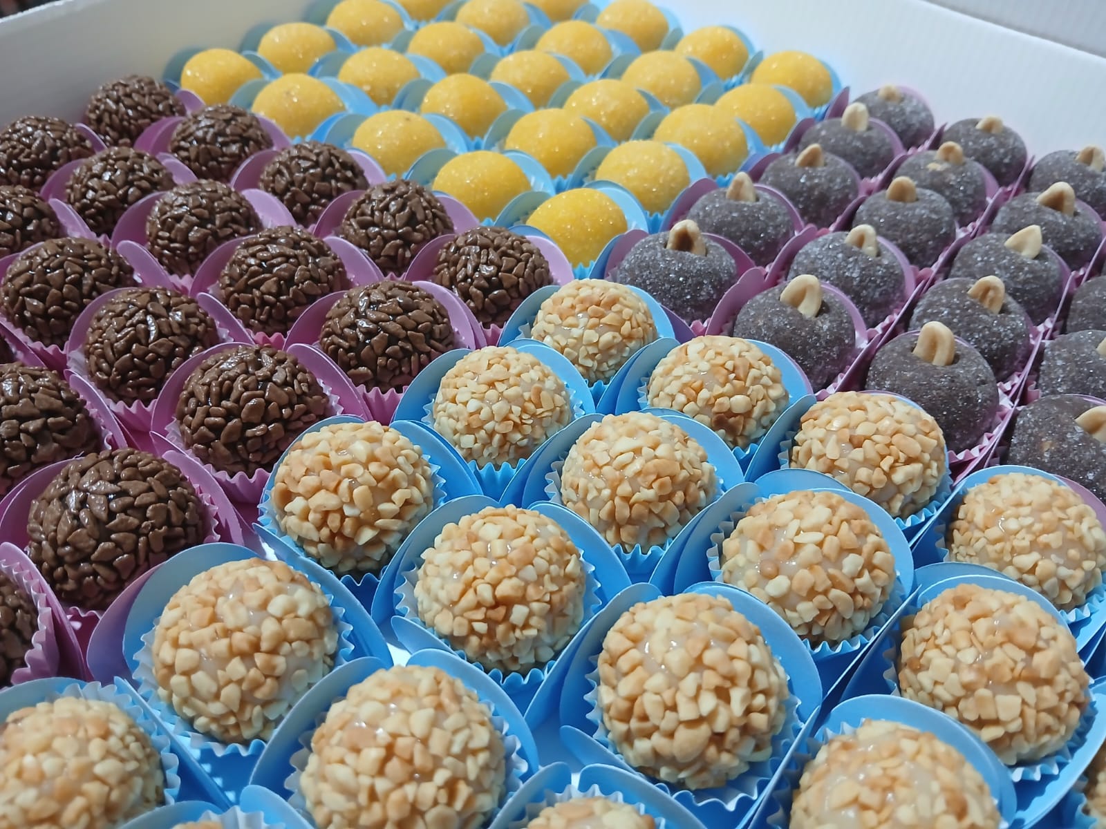 Caixa com brigadeiros tradicionais e especiais