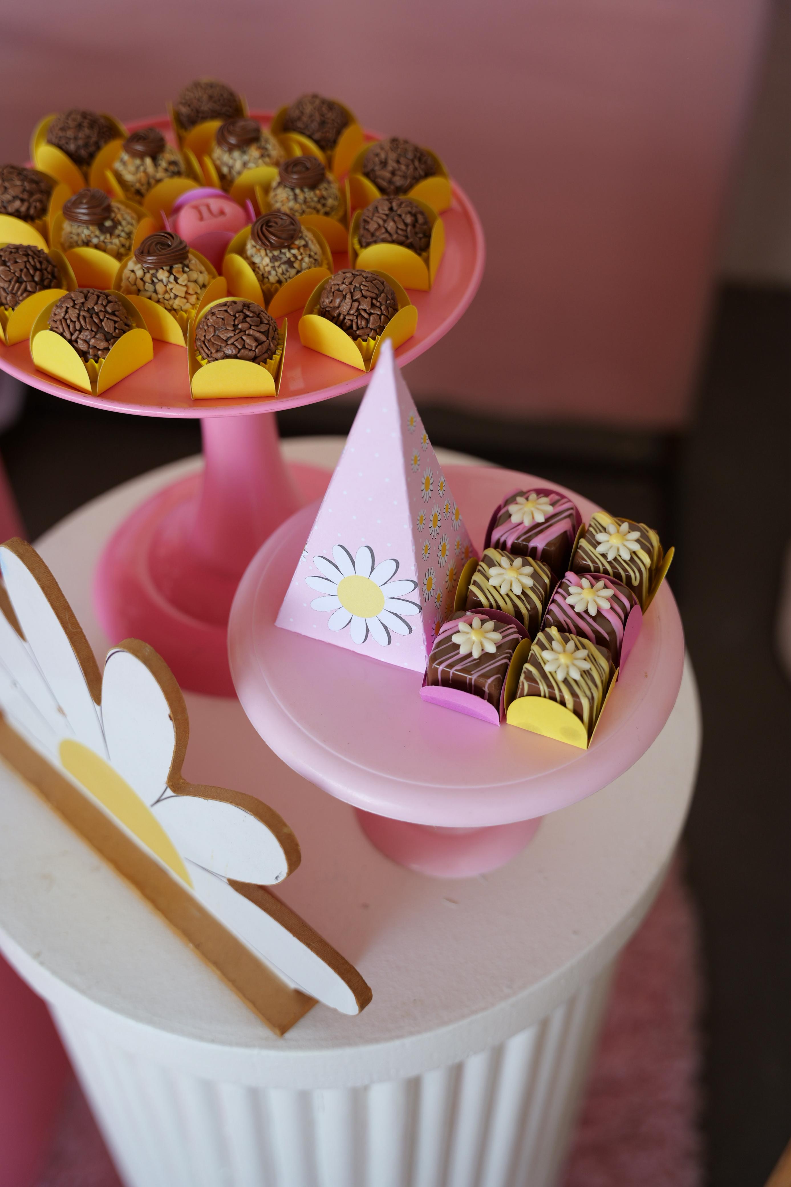 Mesa afetiva com brigadeiros e doces finos