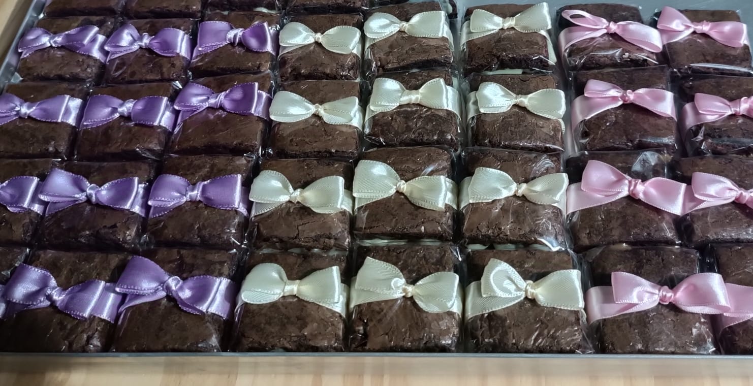 Mini brownies embalados com laços delicados