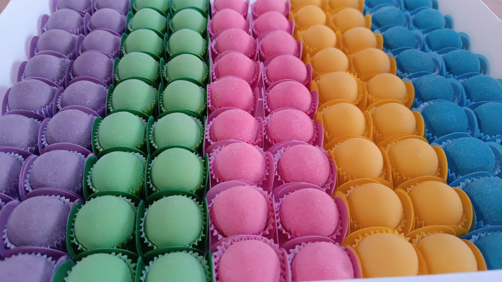 Brigadeiros personalizados em várias cores