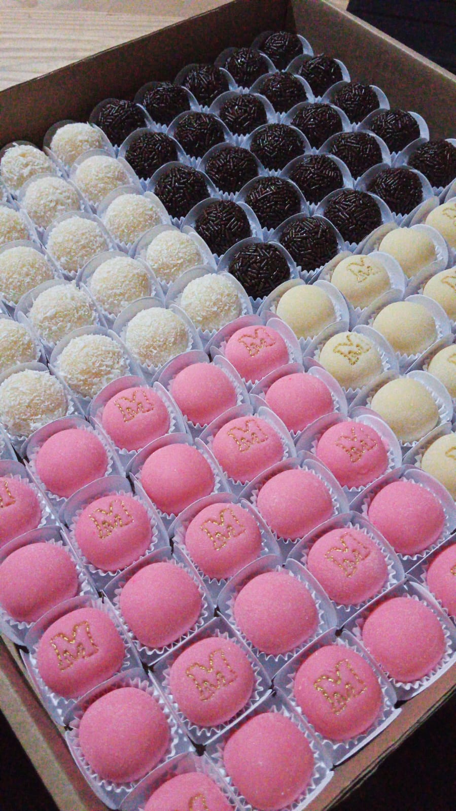 Brigadeiros personalizados para uma comemoração
