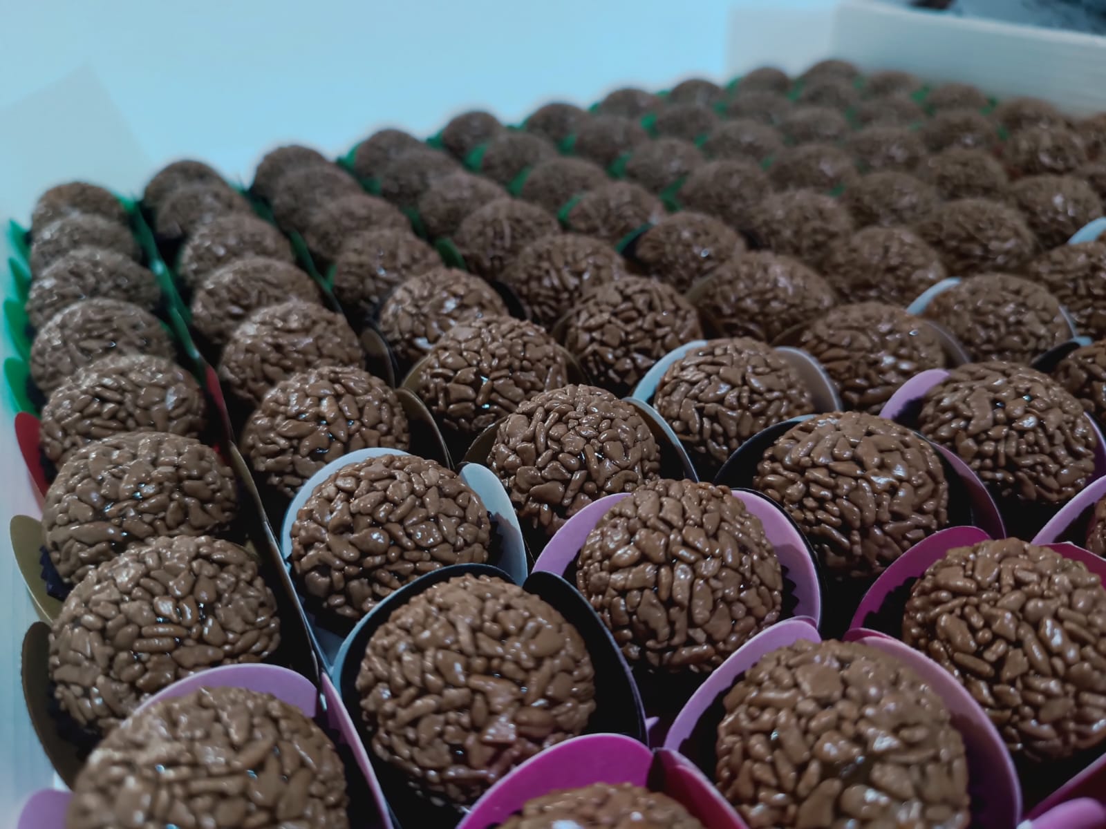 Produção artesanal de brigadeiros de chocolate