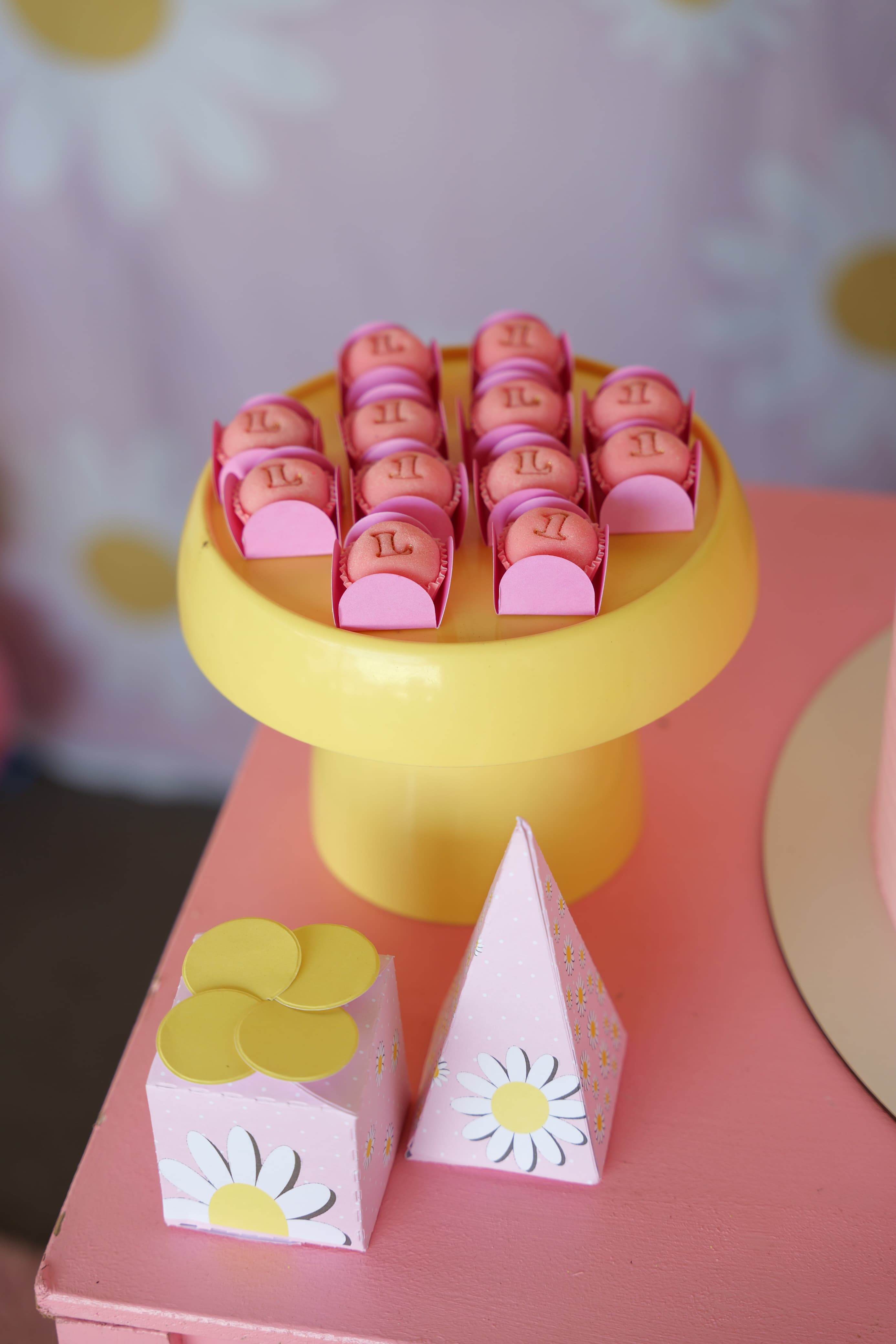 Brigadeiros personalizados em uma decoração rosa e amarela