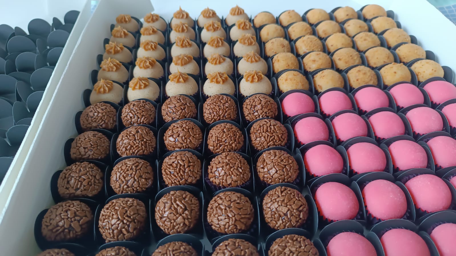 Caixa com brigadeiros para uma festa
