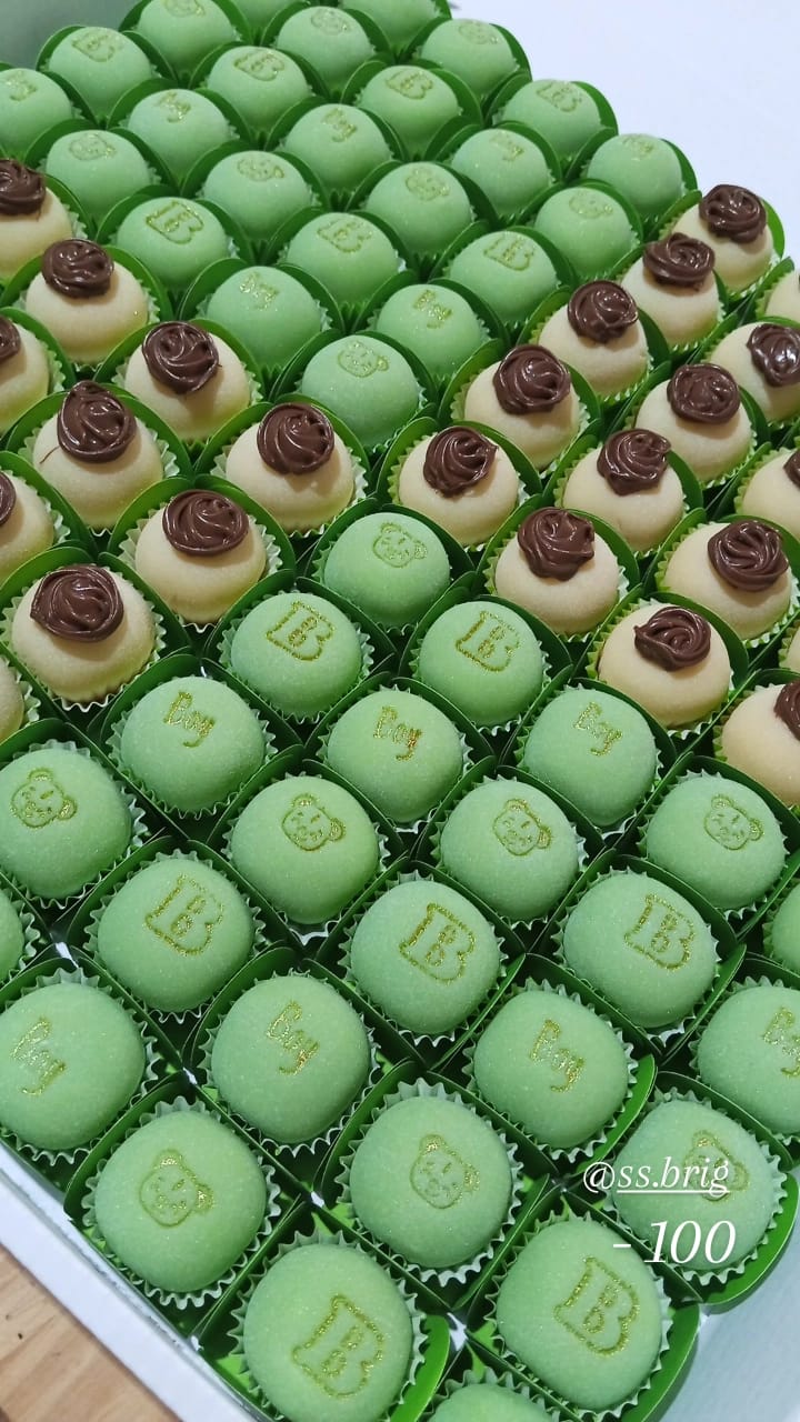 Brigadeiros verdes personalizados com acabamento dourado