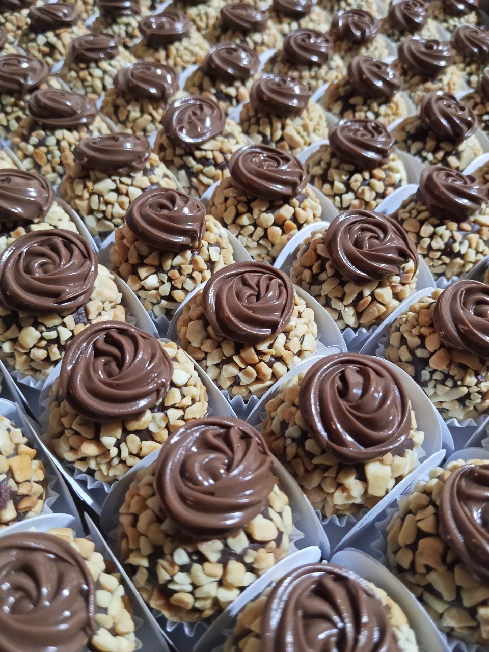 Brigadeiros especiais com castanhas e creme de chocolate