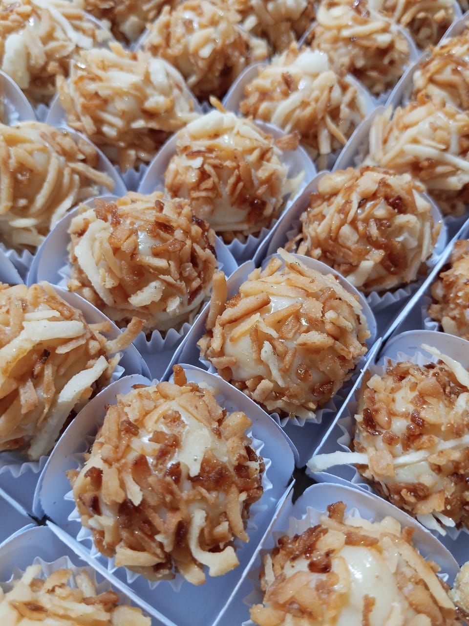 Doces artesanais cobertos com coco tostado