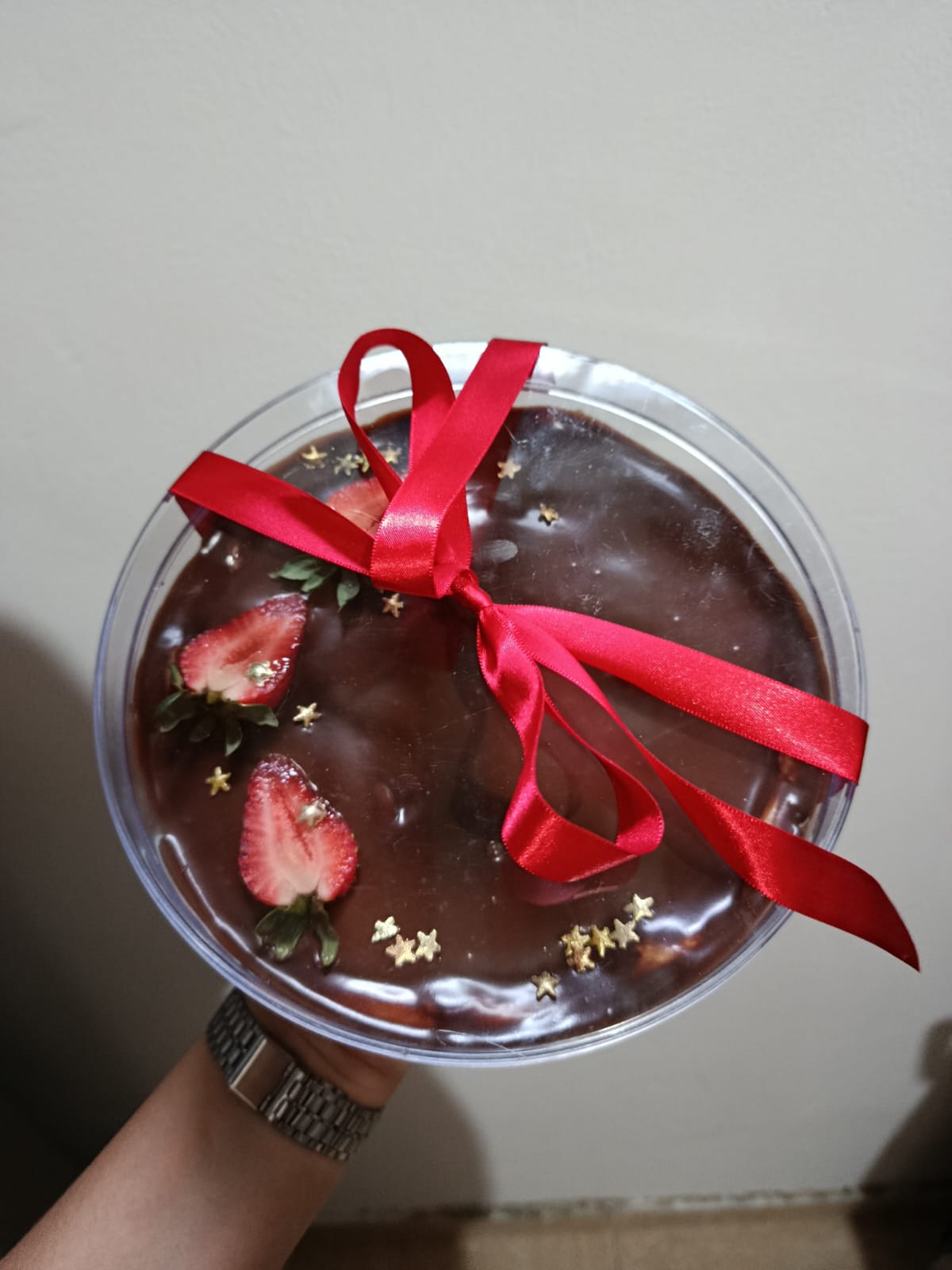 Sobremesa de chocolate e morangos preparada para presente