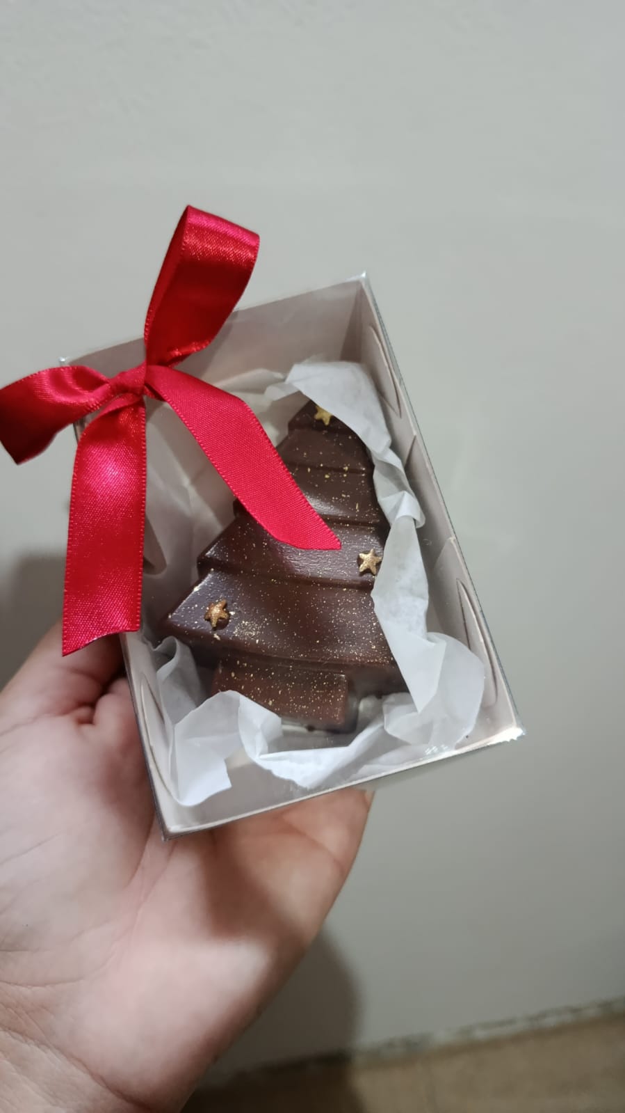Presente artesanal de chocolate em formato de árvore
