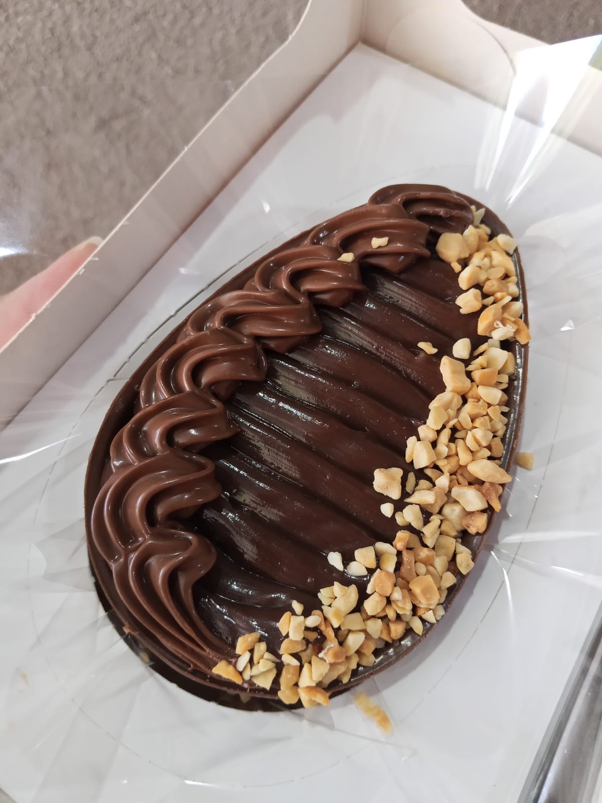 Ovo de colher com chocolate e castanhas