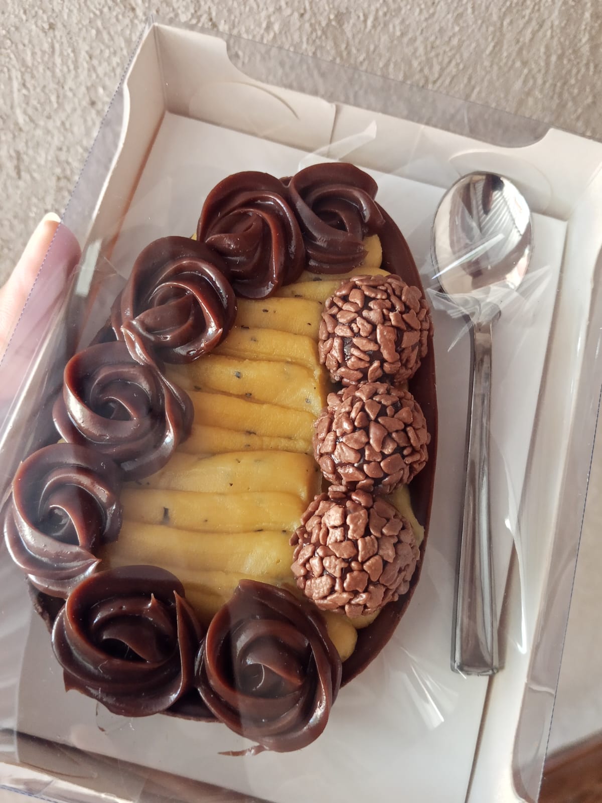 Ovo de colher decorado com brigadeiros