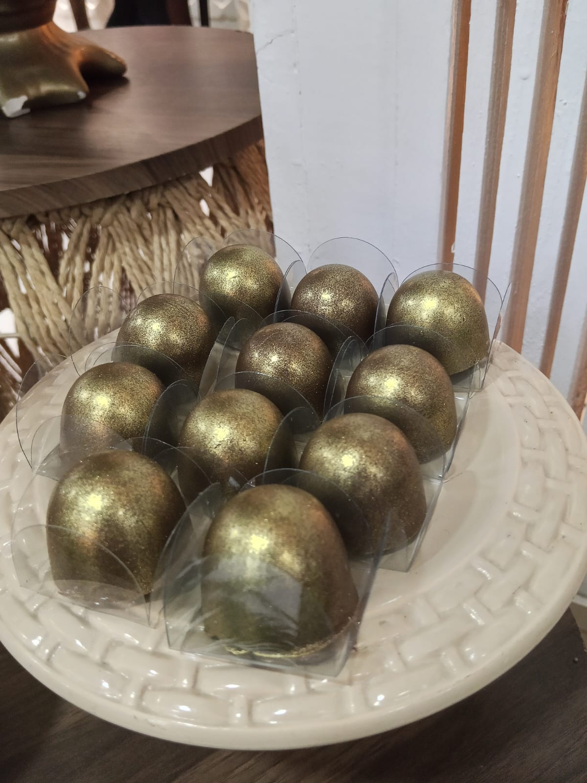 Doces finos com acabamento dourado