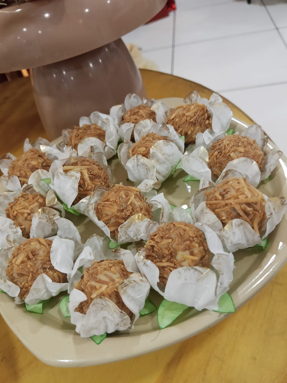 Doces de coco apresentados em forminhas florais