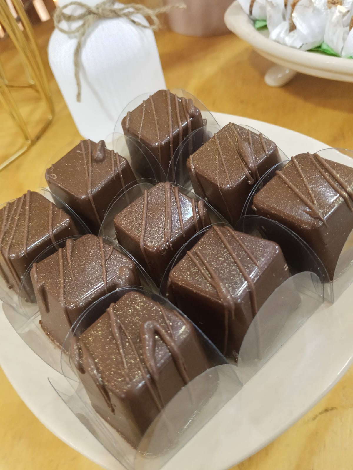 Doces finos de chocolate com acabamento delicado
