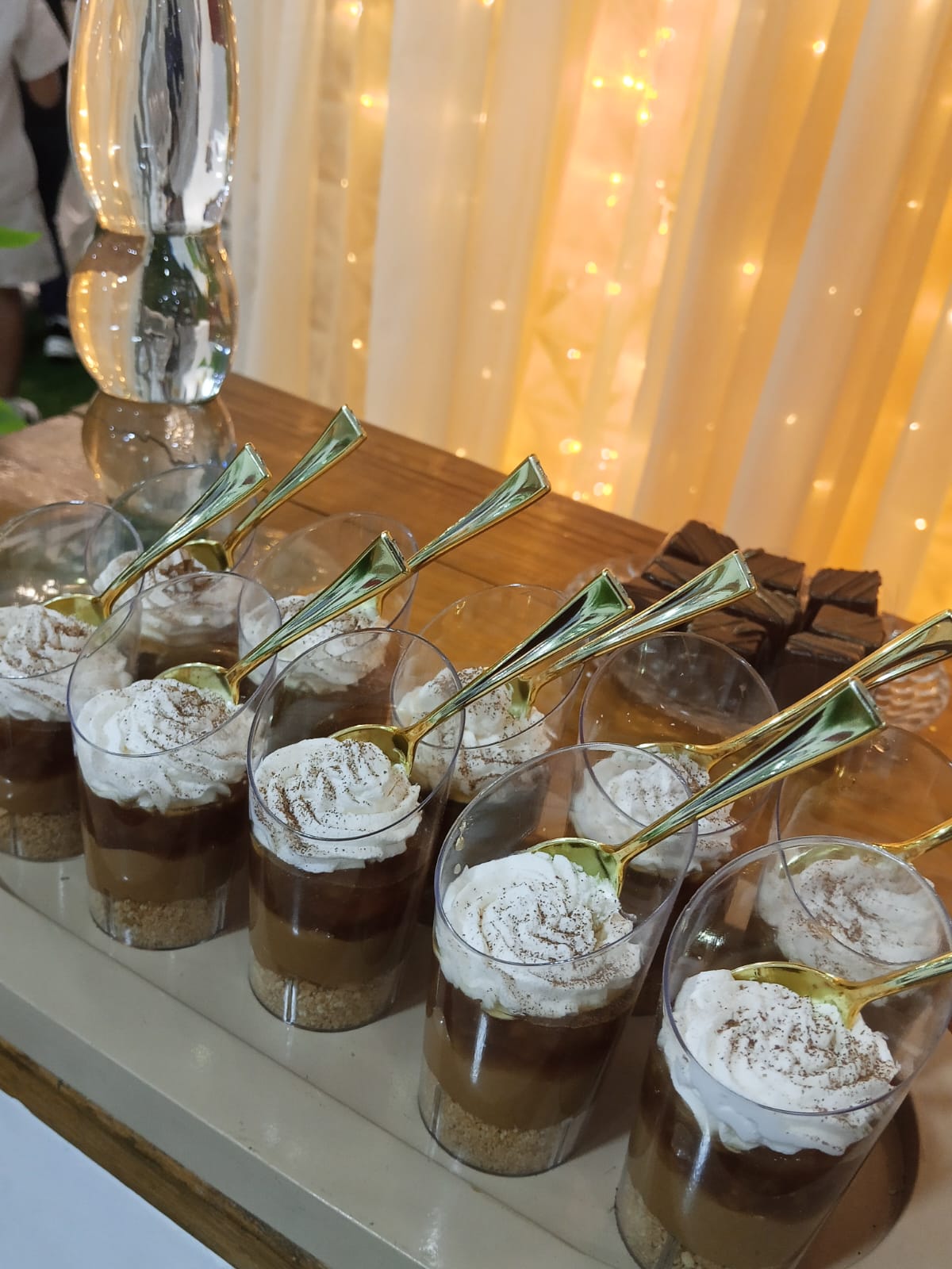 Copinhos de sobremesa com creme para uma festa