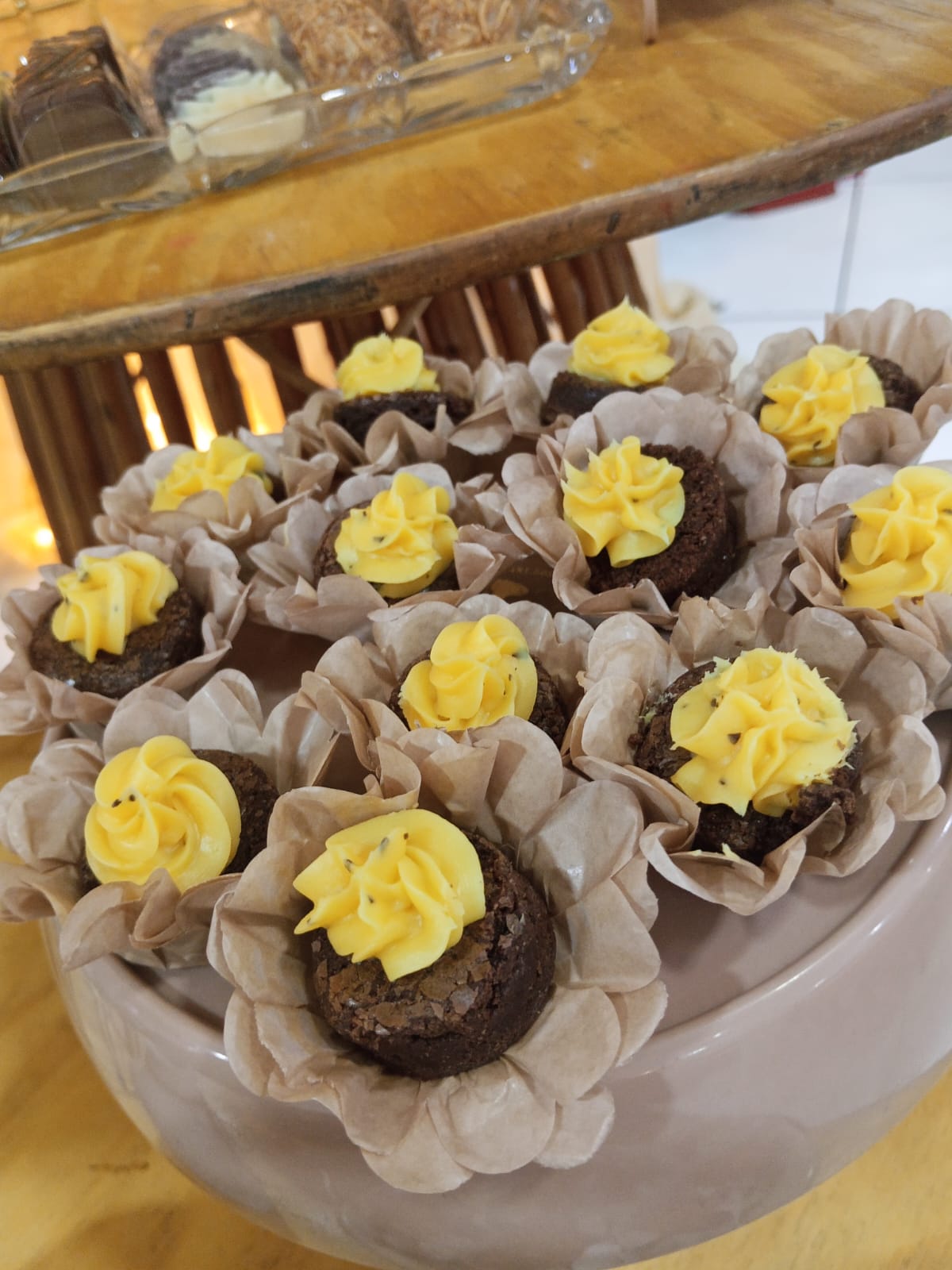 Mini brownies com creme amarelo