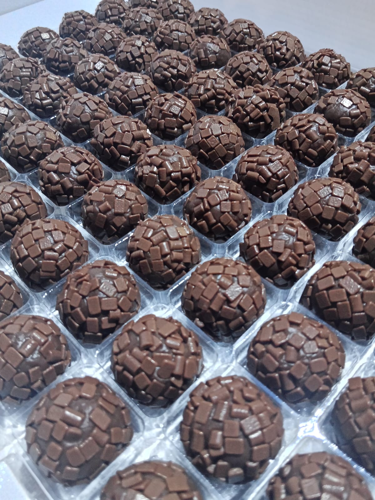 Brigadeiros tradicionais de chocolate