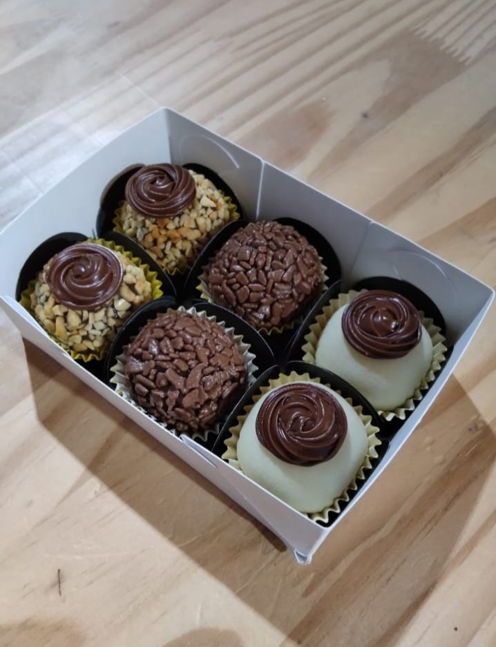Caixa presenteável com brigadeiros tradicionais e especiais