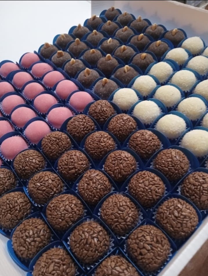 Seleção de brigadeiros em sabores e acabamentos variados