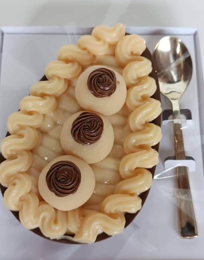 Ovo de colher decorado com brigadeiros de Ninho