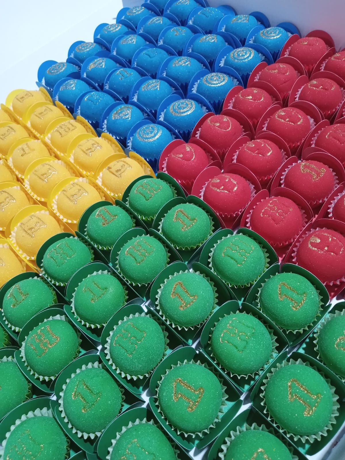 Brigadeiros personalizados coloridos com acabamento dourado