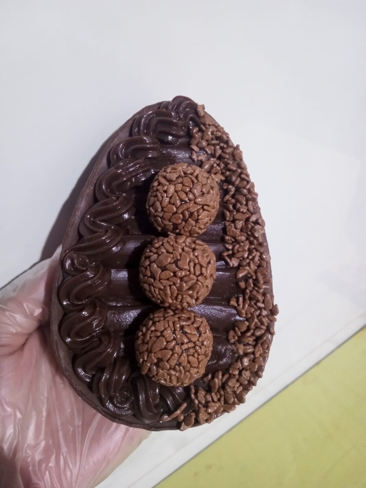 Ovo de colher de chocolate com brigadeiros