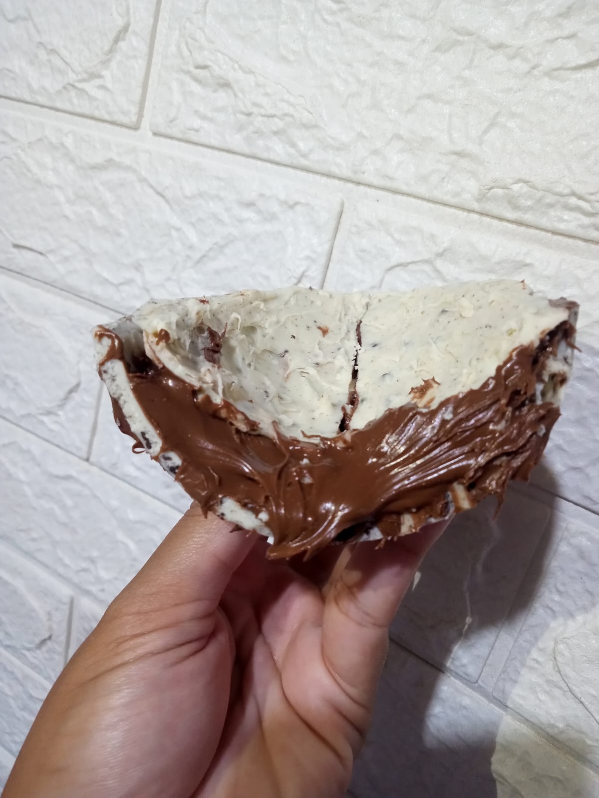 Recheio cremoso de chocolate em ovo artesanal