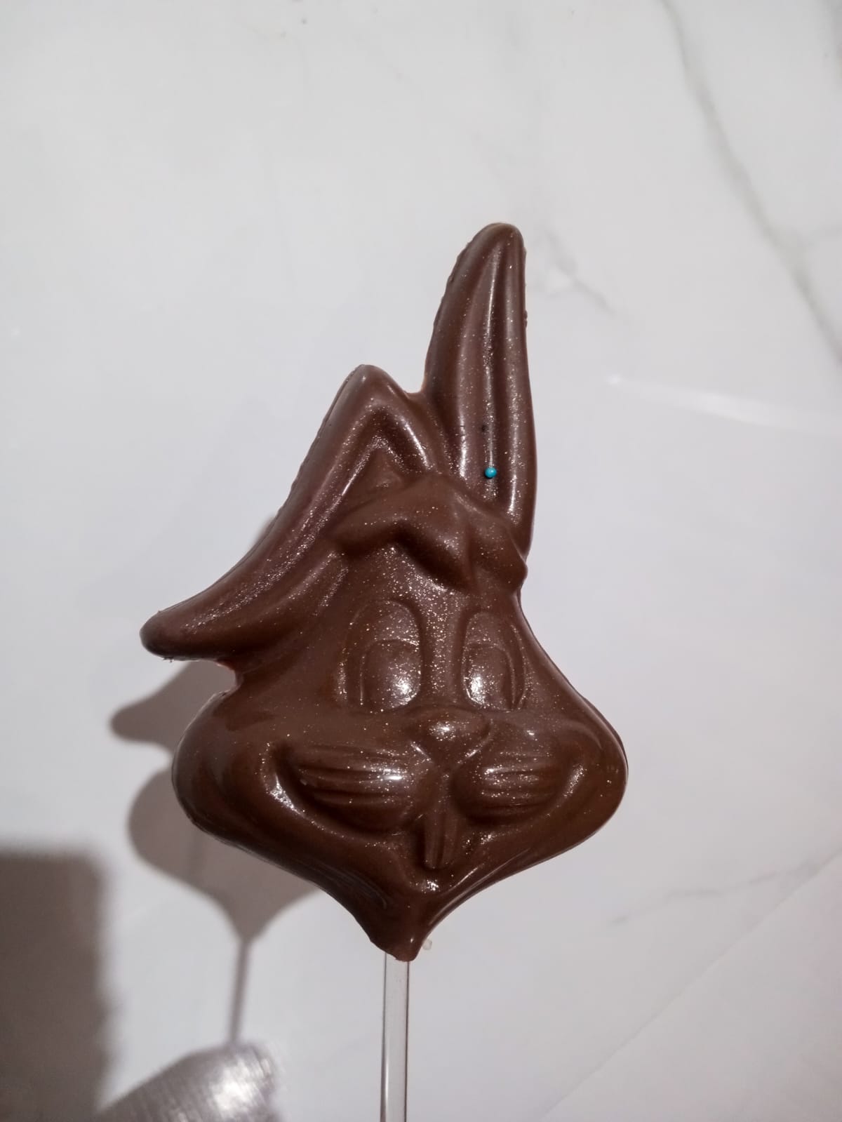 Pirulito de chocolate em formato de coelho