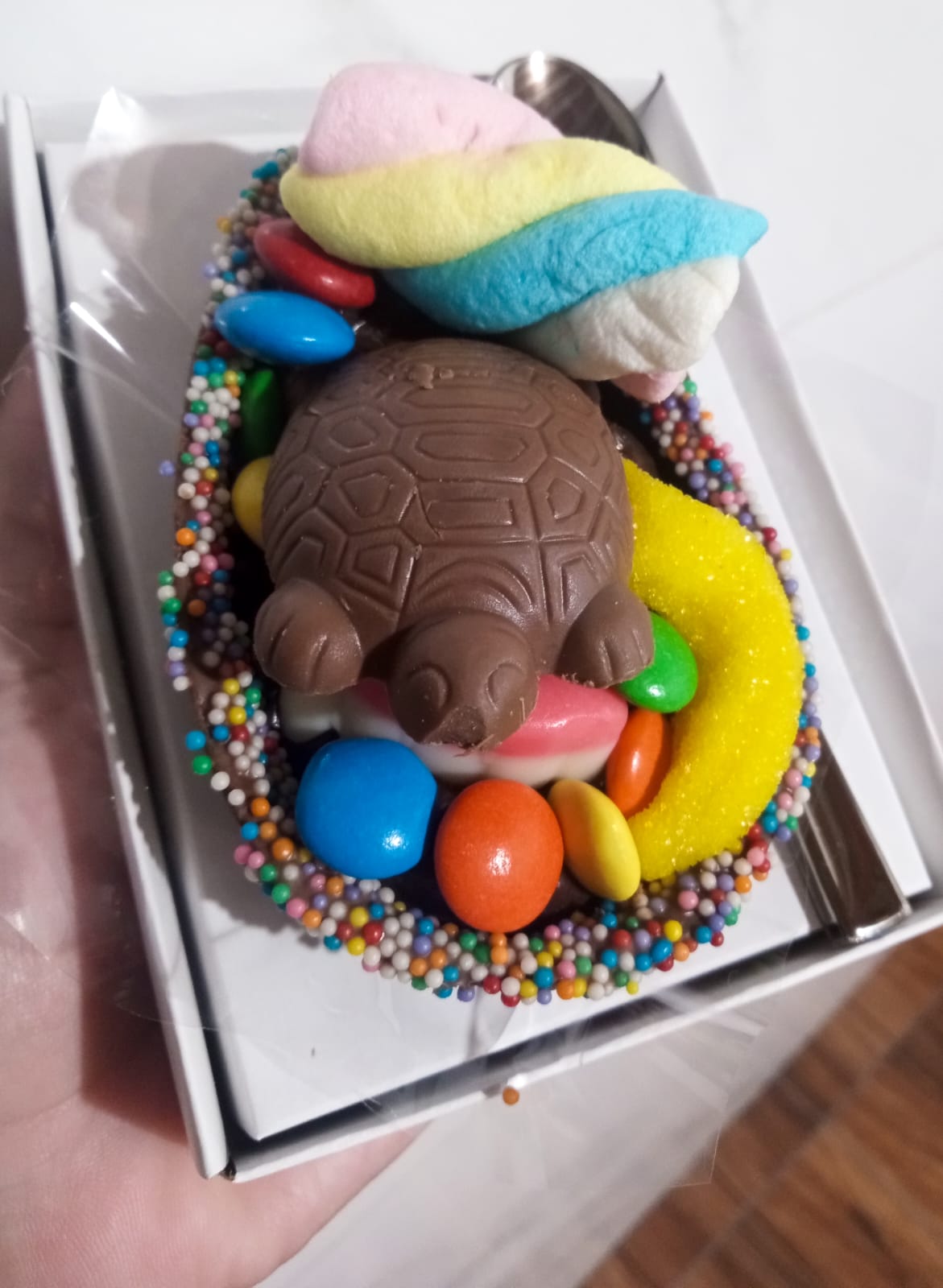 Ovo de chocolate infantil com doces coloridos