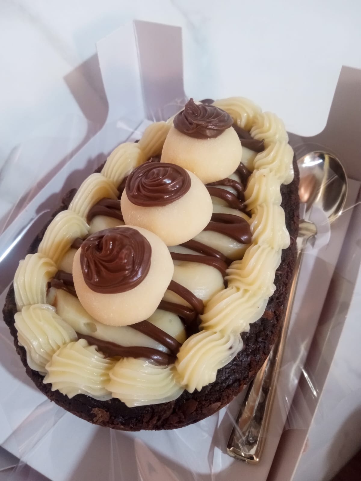 Ovo de colher decorado com brigadeiros de Ninho